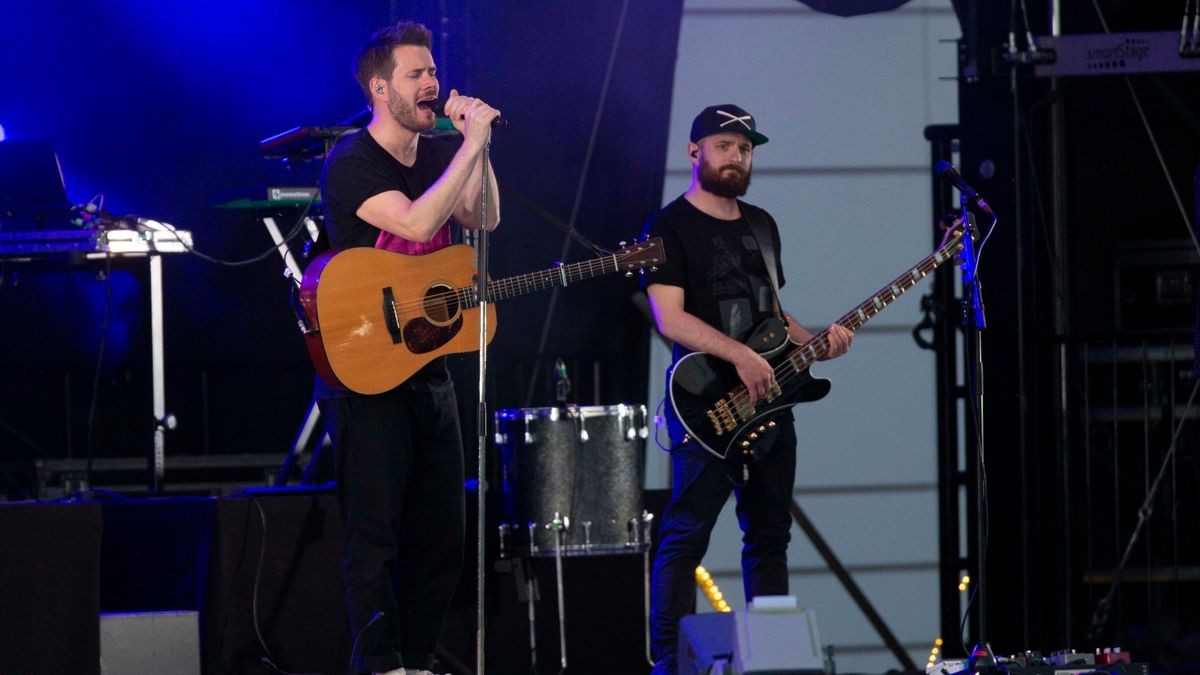 Revolverheld bringen bei bestem Wetter ihre größten Hits zum Autokonzert an der Messe in Erfurt.