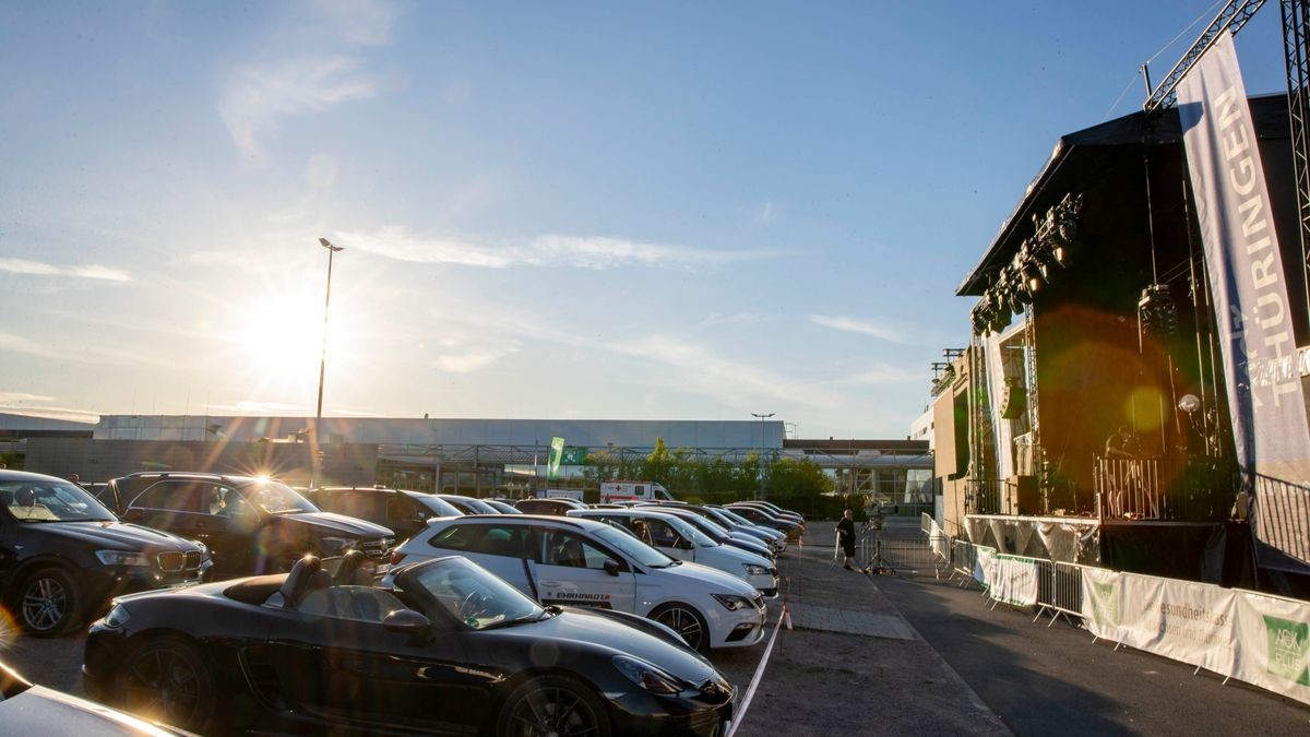 Revolverheld bringen bei bestem Wetter ihre größten Hits zum Autokonzert an der Messe in Erfurt.