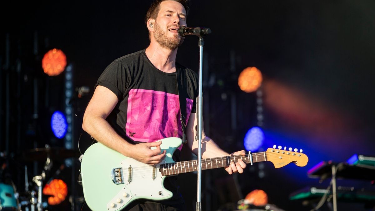 Revolverheld bringen bei bestem Wetter ihre größten Hits zum Autokonzert an der Messe in Erfurt.