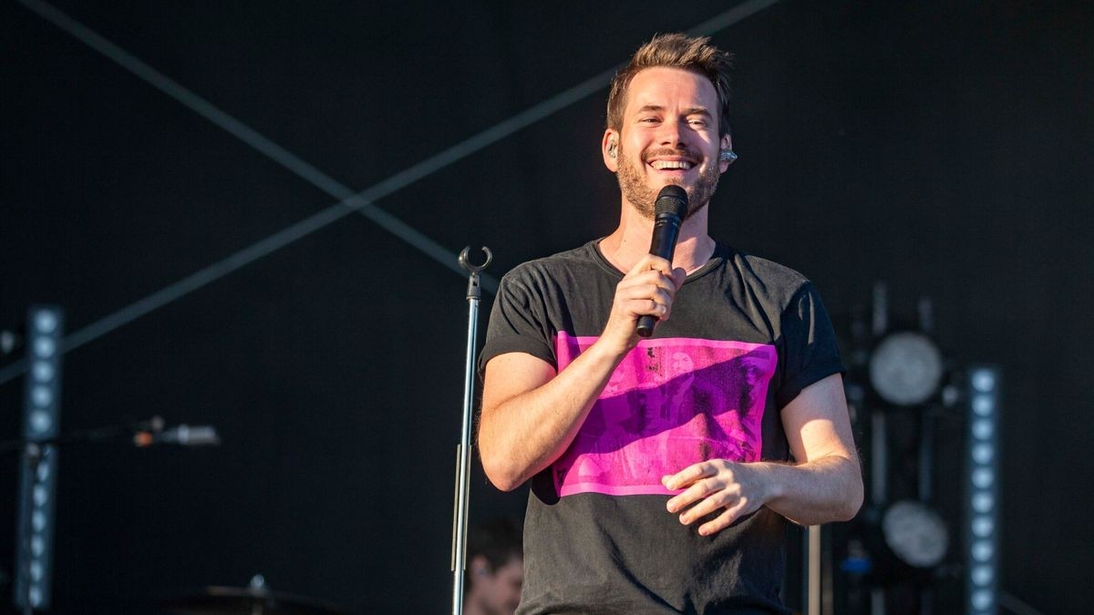 Revolverheld bringen bei bestem Wetter ihre größten Hits zum Autokonzert an der Messe in Erfurt.