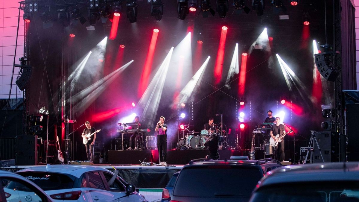 Revolverheld bringen bei bestem Wetter ihre größten Hits zum Autokonzert an der Messe in Erfurt.