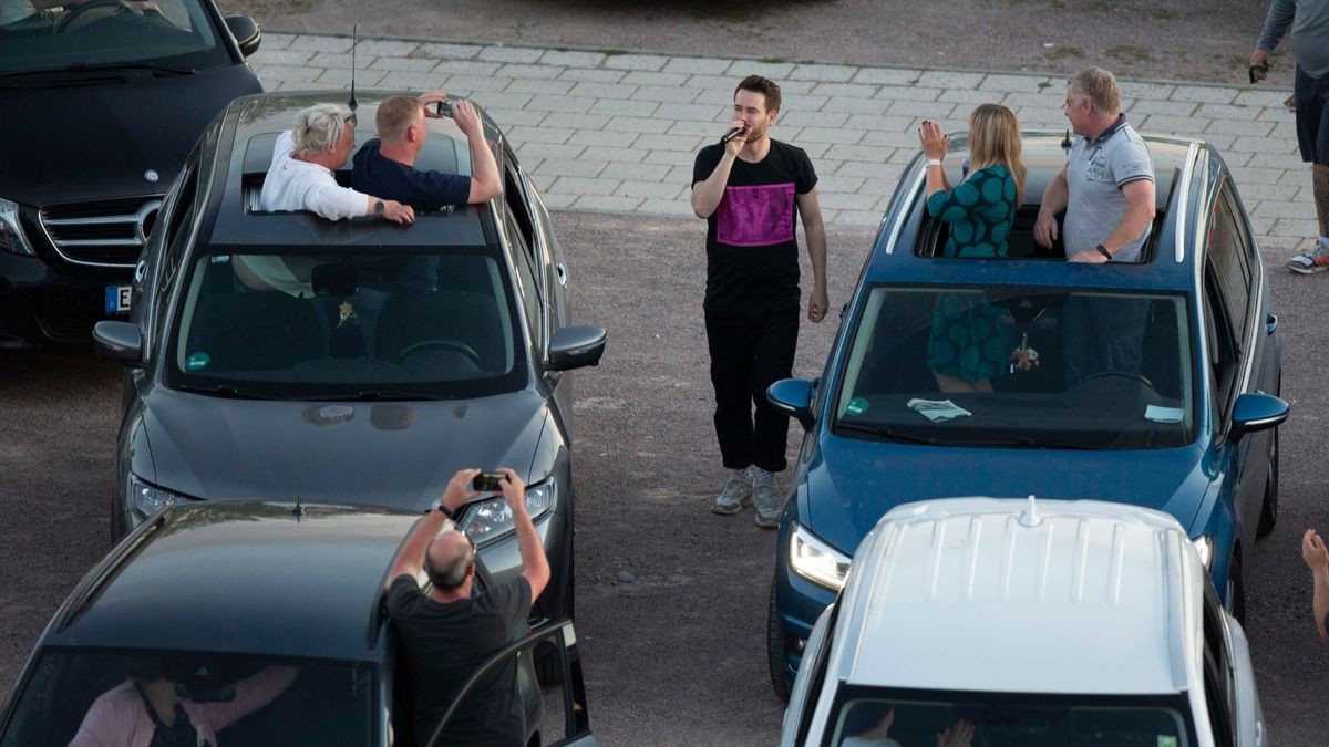 Revolverheld bringen bei bestem Wetter ihre größten Hits zum Autokonzert an der Messe in Erfurt.