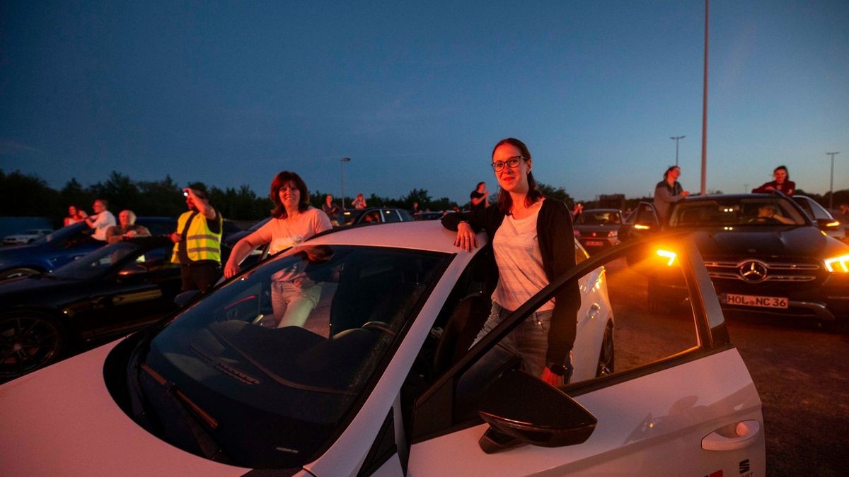 Revolverheld bringen bei bestem Wetter ihre größten Hits zum Autokonzert an der Messe in Erfurt.