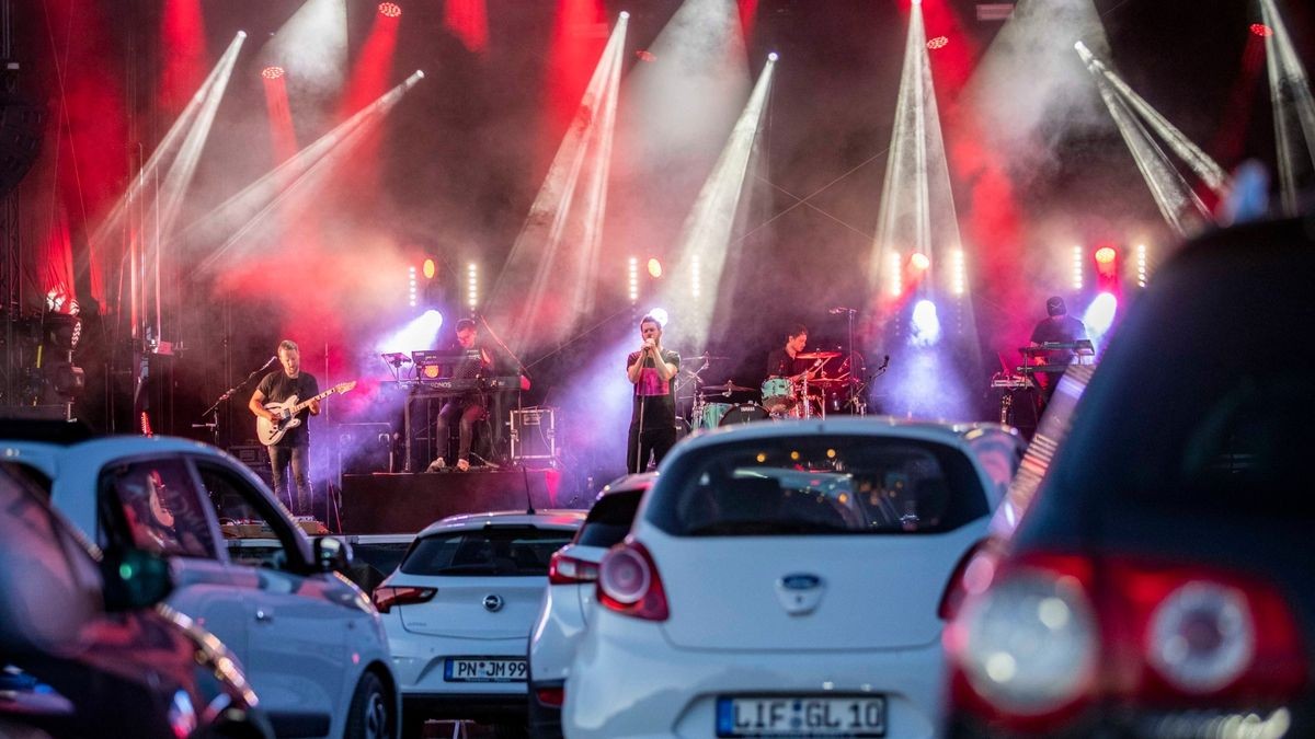 Revolverheld bringen bei bestem Wetter ihre größten Hits zum Autokonzert an der Messe in Erfurt.