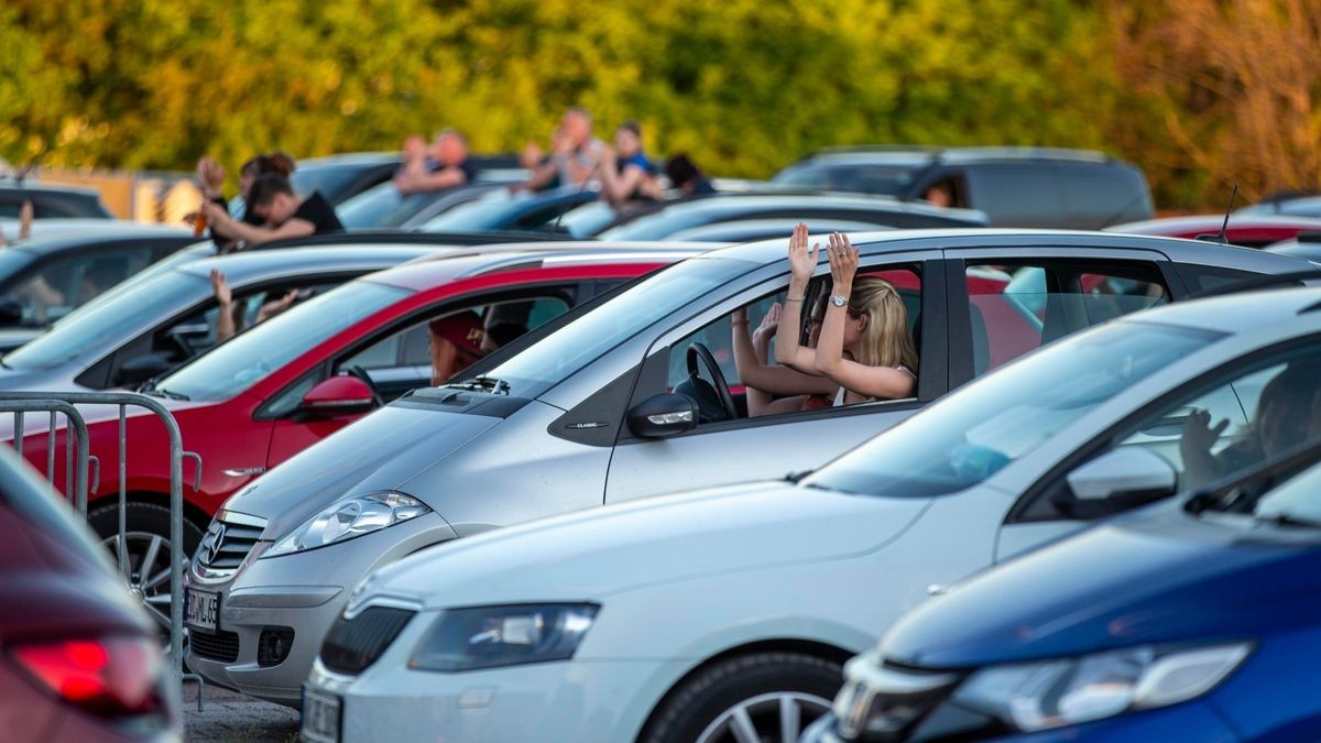 Revolverheld bringen bei bestem Wetter ihre größten Hits zum Autokonzert an der Messe in Erfurt.