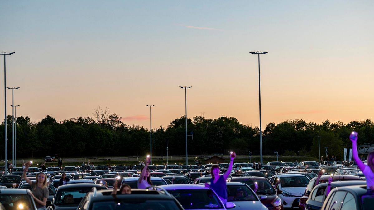 Revolverheld bringen bei bestem Wetter ihre größten Hits zum Autokonzert an der Messe in Erfurt.