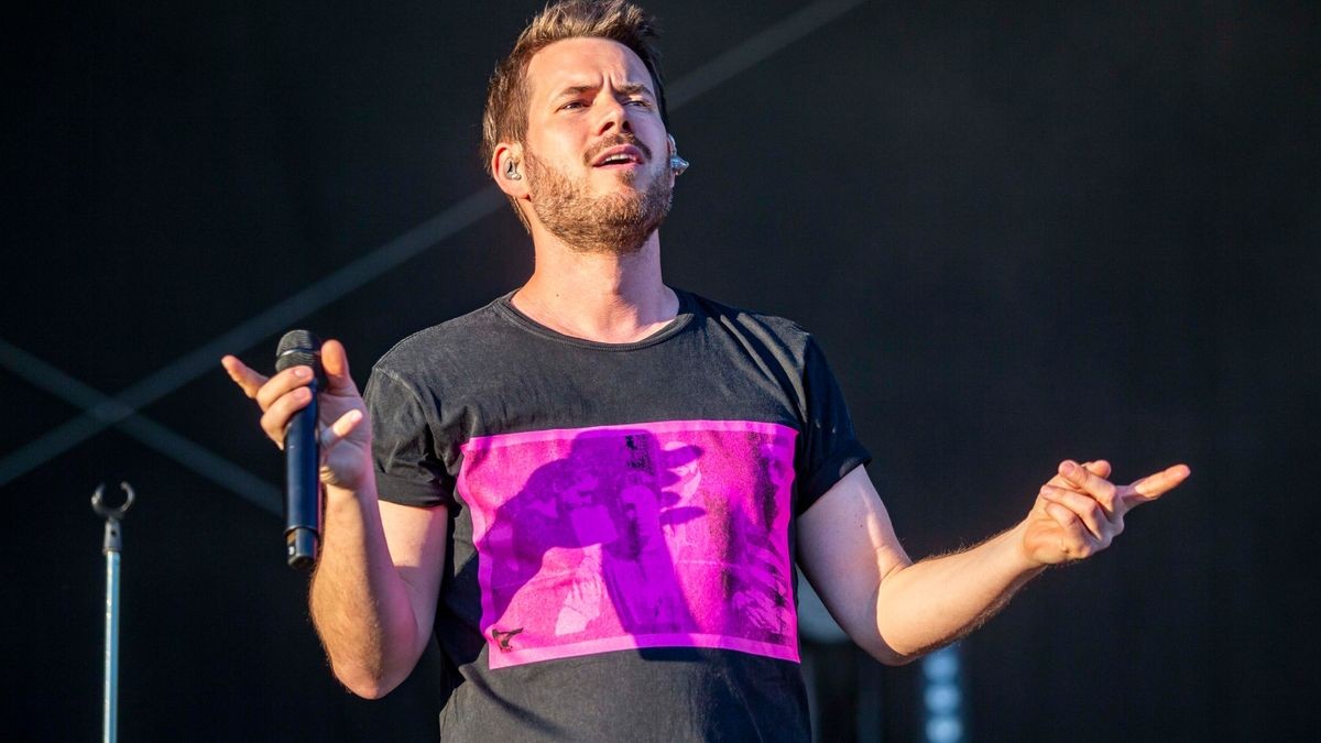 Revolverheld bringen bei bestem Wetter ihre größten Hits zum Autokonzert an der Messe in Erfurt.