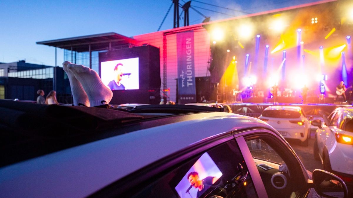 Revolverheld bringen bei bestem Wetter ihre größten Hits zum Autokonzert an der Messe in Erfurt.