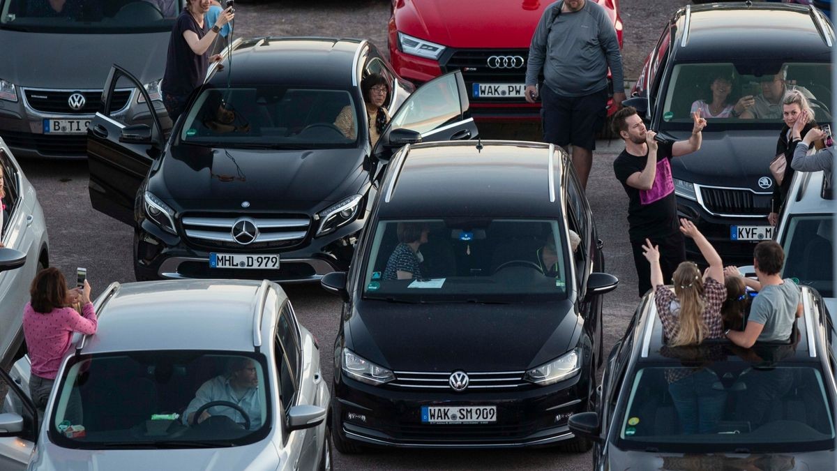 Revolverheld bringen bei bestem Wetter ihre größten Hits zum Autokonzert an der Messe in Erfurt.