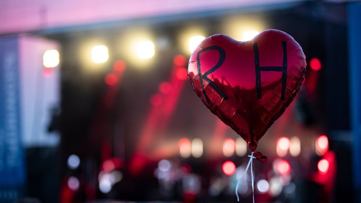 Revolverheld bringen bei bestem Wetter ihre größten Hits zum Autokonzert an der Messe in Erfurt.