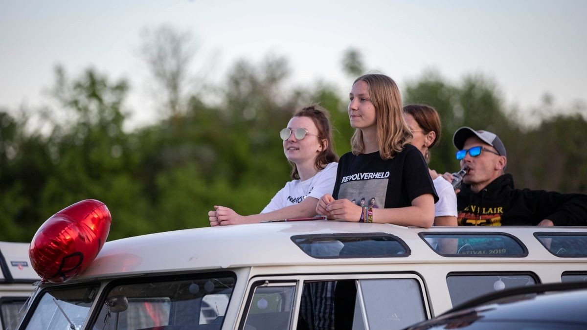 Revolverheld bringen bei bestem Wetter ihre größten Hits zum Autokonzert an der Messe in Erfurt.