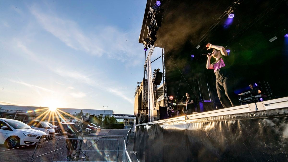 Revolverheld bringen bei bestem Wetter ihre größten Hits zum Autokonzert an der Messe in Erfurt.