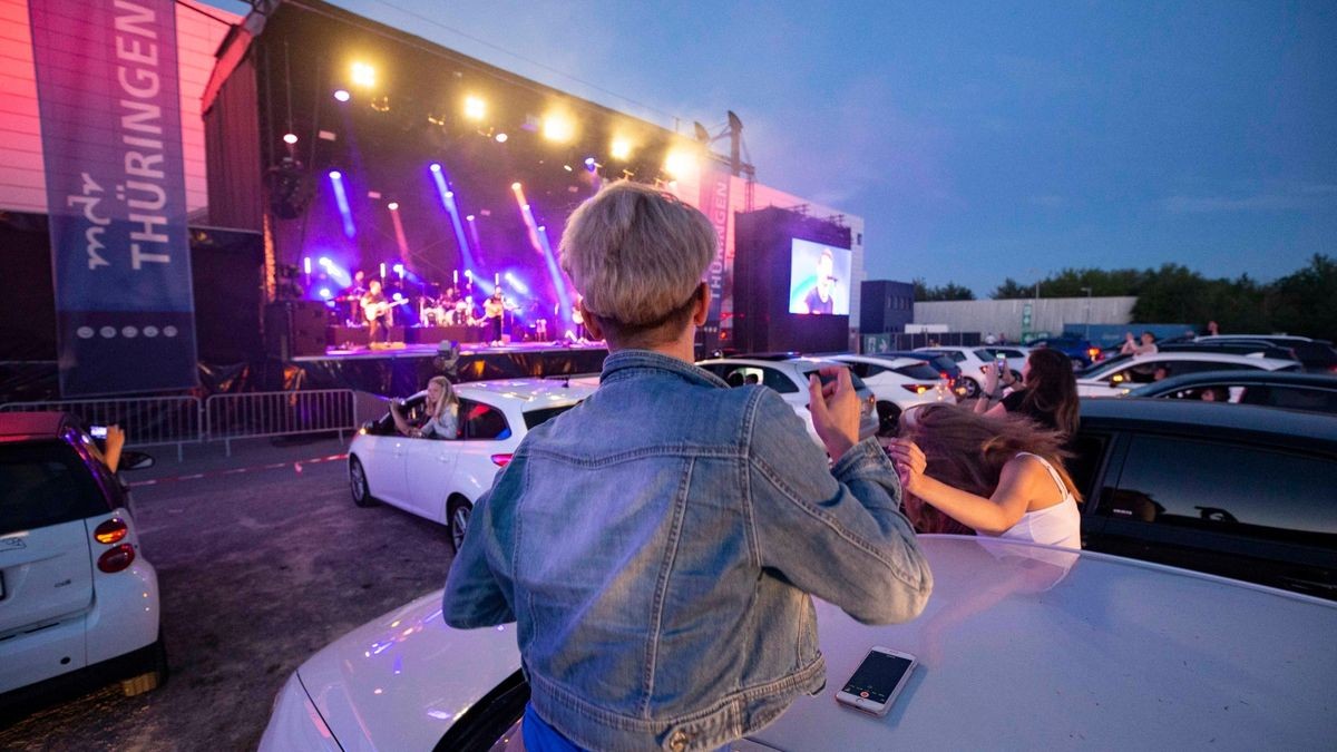 Revolverheld bringen bei bestem Wetter ihre größten Hits zum Autokonzert an der Messe in Erfurt.