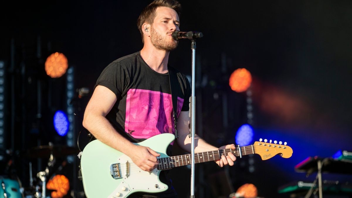 Revolverheld bringen bei bestem Wetter ihre größten Hits zum Autokonzert an der Messe in Erfurt.