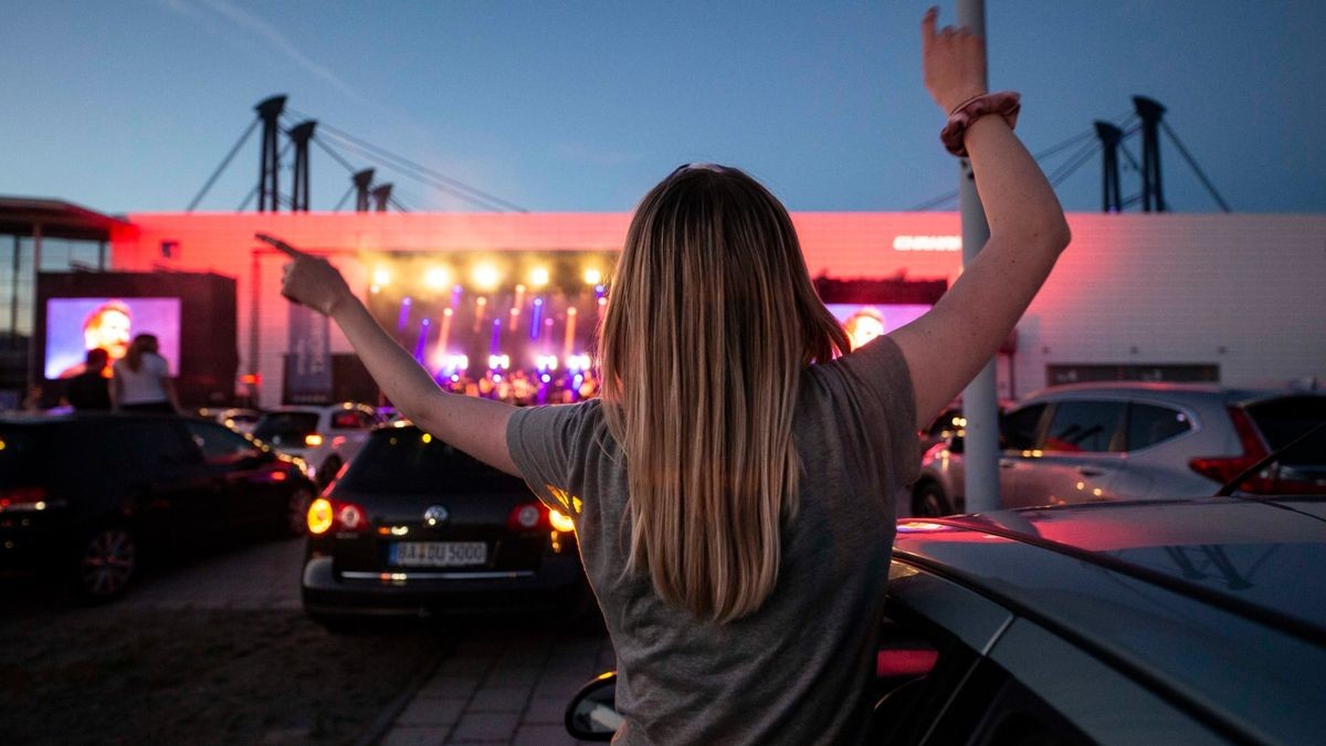 Revolverheld bringen bei bestem Wetter ihre größten Hits zum Autokonzert an der Messe in Erfurt.