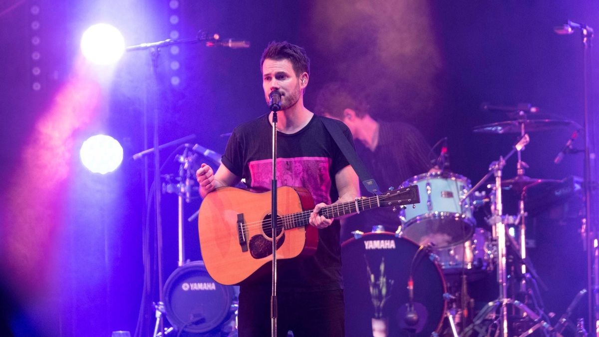 Revolverheld bringen bei bestem Wetter ihre größten Hits zum Autokonzert an der Messe in Erfurt.