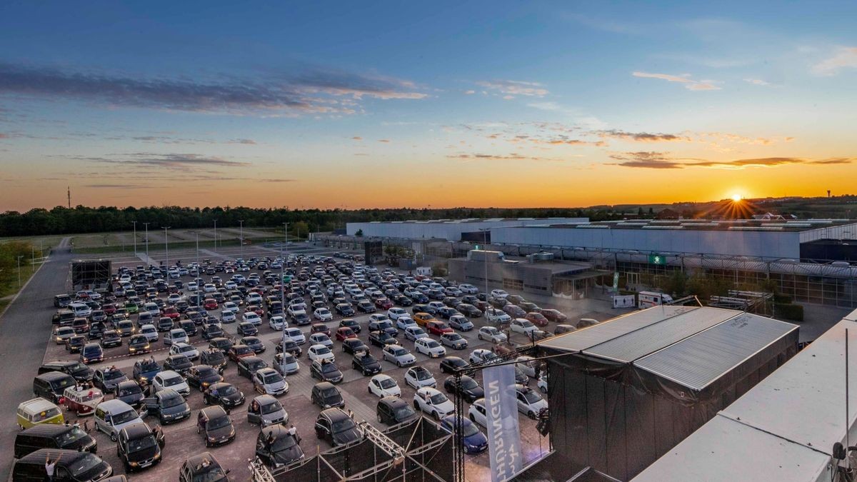 Revolverheld bringen bei bestem Wetter ihre größten Hits zum Autokonzert an der Messe in Erfurt.