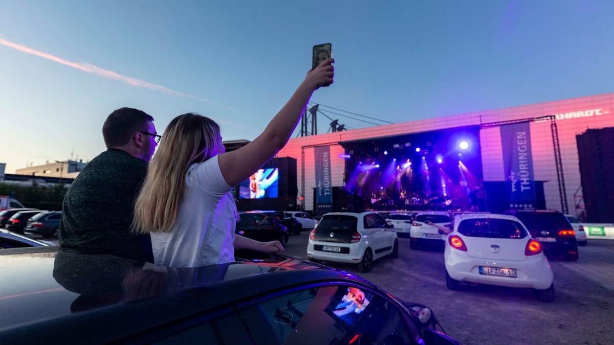 Revolverheld bringen bei bestem Wetter ihre größten Hits zum Autokonzert an der Messe in Erfurt.