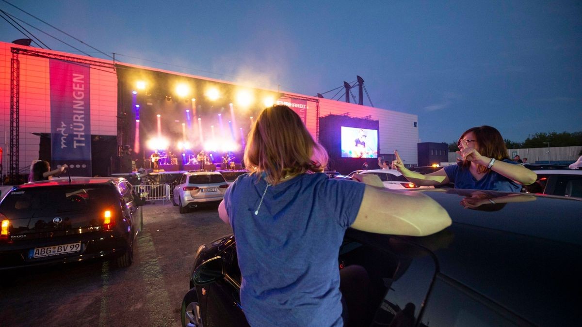 Revolverheld bringen bei bestem Wetter ihre größten Hits zum Autokonzert an der Messe in Erfurt.