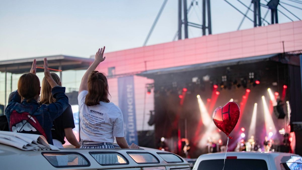 Revolverheld bringen bei bestem Wetter ihre größten Hits zum Autokonzert an der Messe in Erfurt.