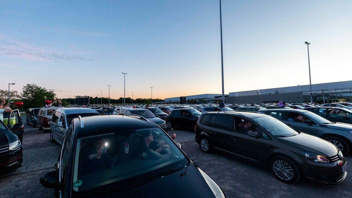 Revolverheld bringen bei bestem Wetter ihre größten Hits zum Autokonzert an der Messe in Erfurt.