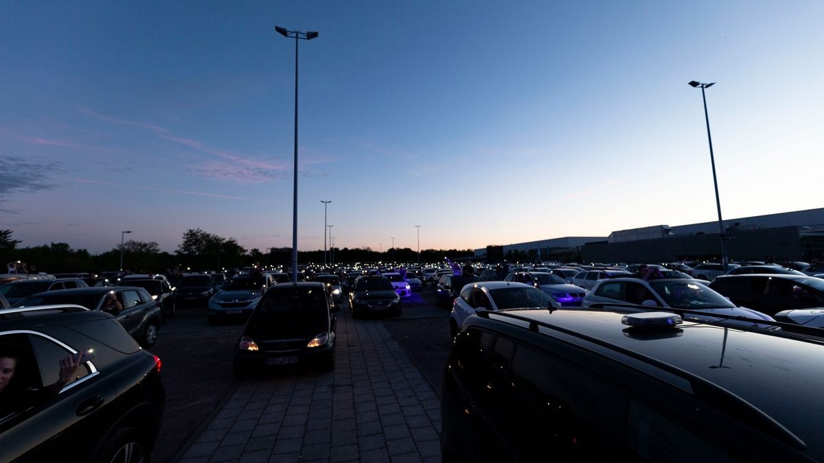 Revolverheld bringen bei bestem Wetter ihre größten Hits zum Autokonzert an der Messe in Erfurt.