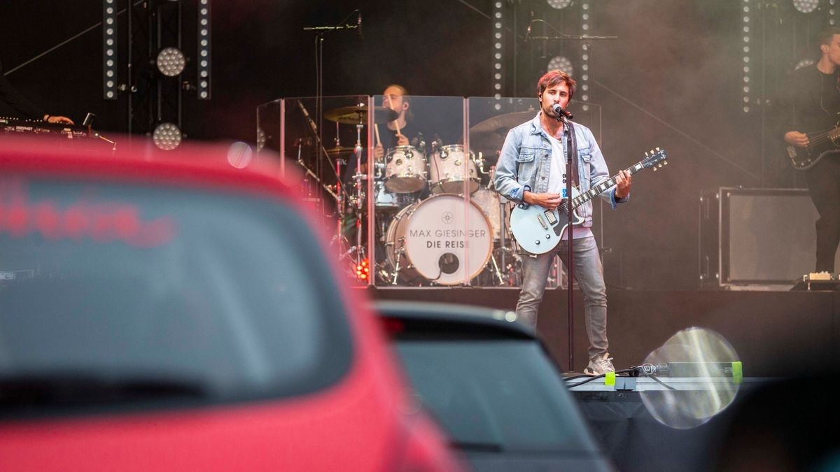 Ein ausverkauftes Autokonzert gab Max Giesinger am Freitagabend auf der Messe Erfurt.