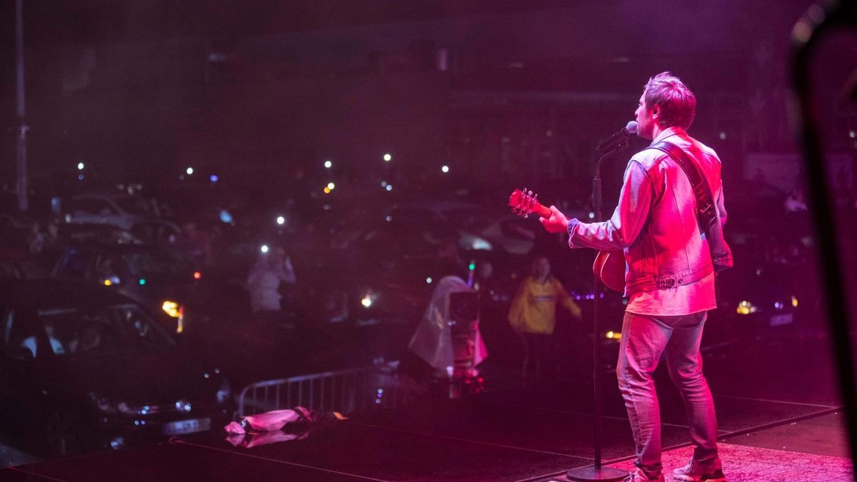 Ein ausverkauftes Autokonzert gab Max Giesinger am Freitagabend auf der Messe Erfurt.