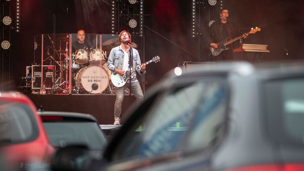 Ein ausverkauftes Autokonzert gab Max Giesinger am Freitagabend auf der Messe Erfurt.