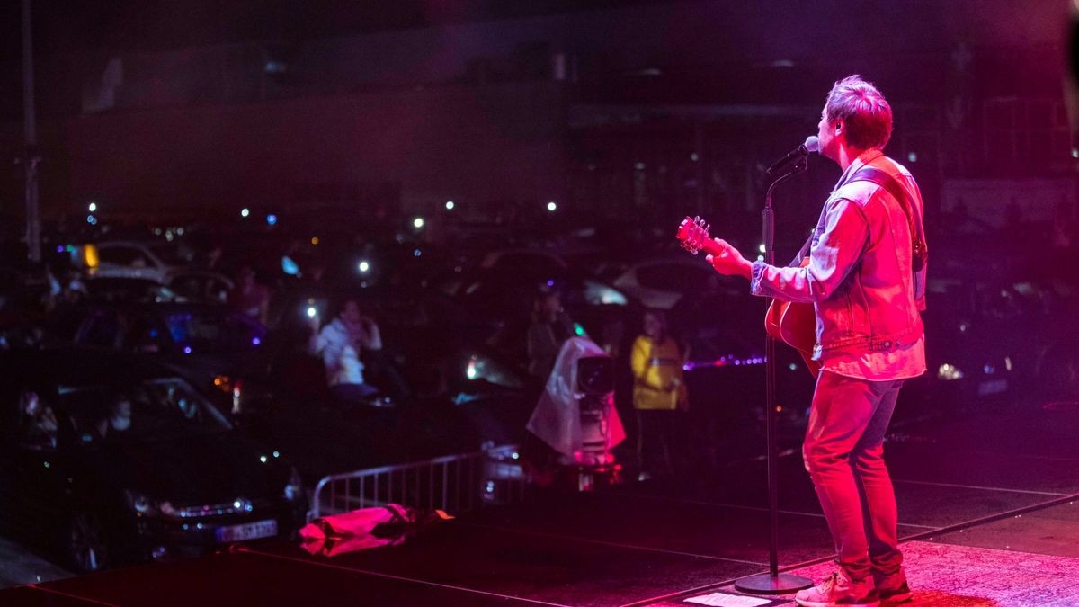 Ein ausverkauftes Autokonzert gab Max Giesinger am Freitagabend auf der Messe Erfurt.