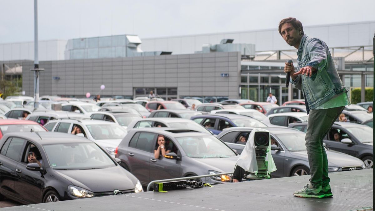 Ein ausverkauftes Autokonzert gab Max Giesinger am Freitagabend auf der Messe Erfurt.