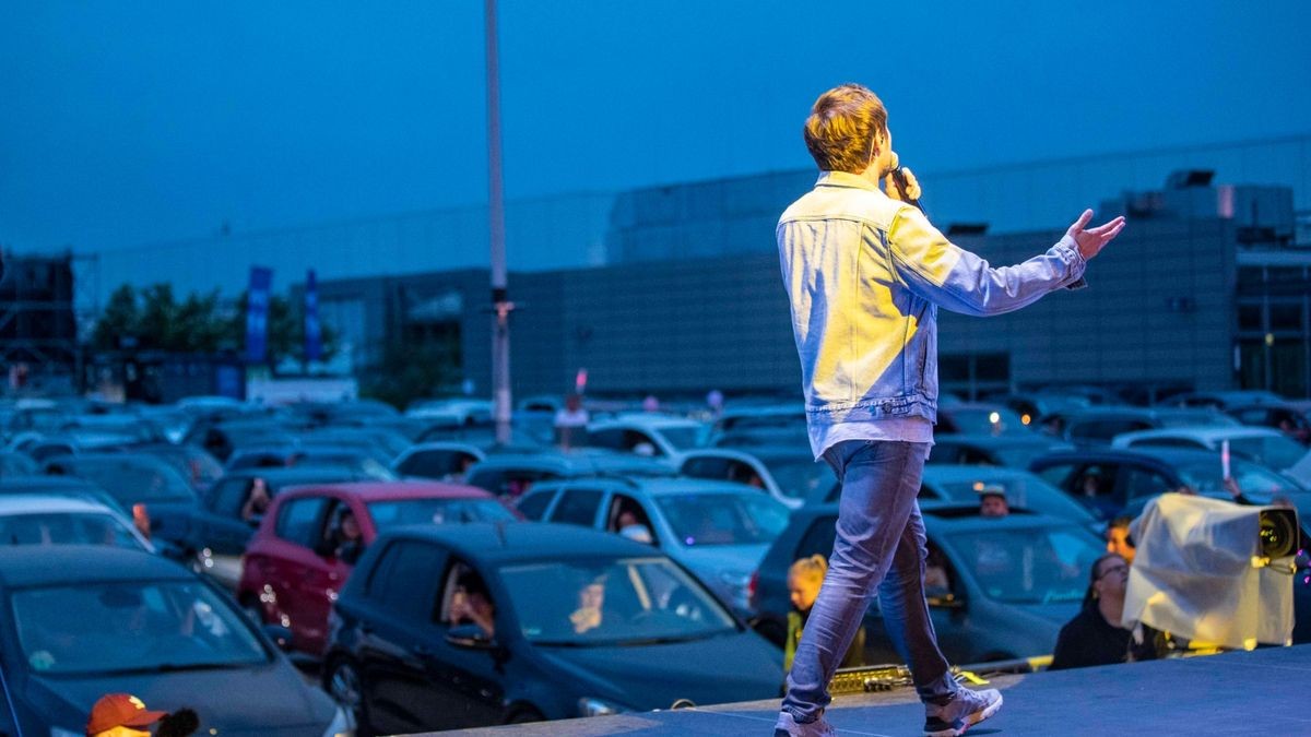 Ein ausverkauftes Autokonzert gab Max Giesinger am Freitagabend auf der Messe Erfurt.