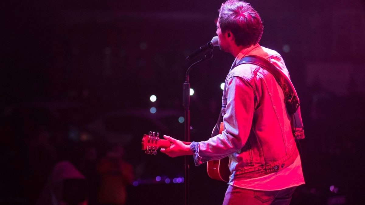 Ein ausverkauftes Autokonzert gab Max Giesinger am Freitagabend auf der Messe Erfurt.