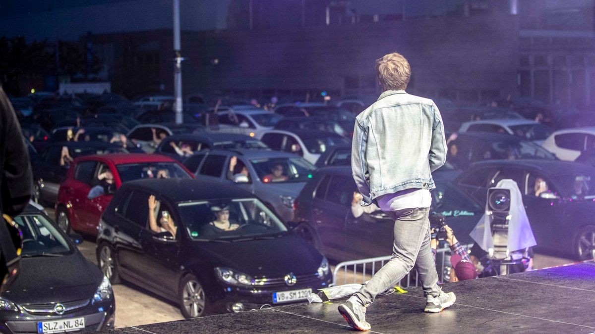 Ein ausverkauftes Autokonzert gab Max Giesinger am Freitagabend auf der Messe Erfurt.