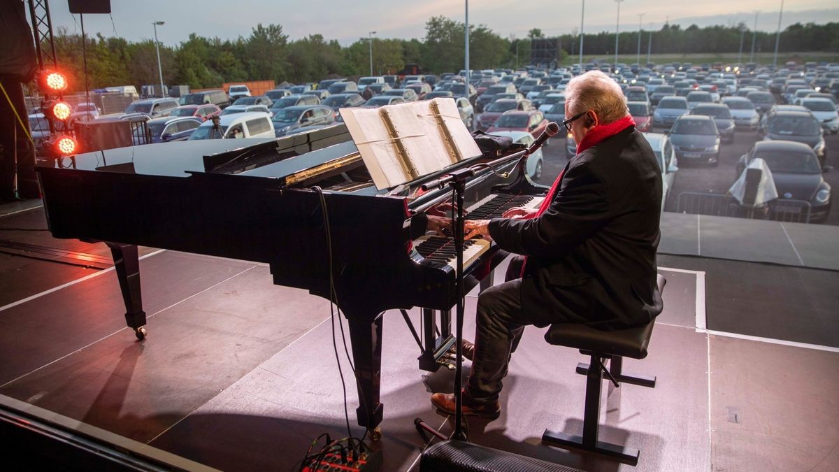 Heinz Rudolf Kunze vertreibt den Regen. Beim Autokonzert an der Erfurter Messe lockerte der Himmel immer weiter auf. Die Fans von Heinz Rudolf Kunze sind sich sicher: 