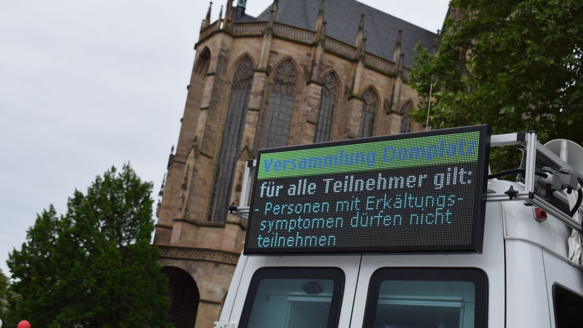 Der symbolische Friedhof auf dem Domplatz war eine Kunstinstallation mit Grabsteinen aus dunkel gestrichenen Pappkartons, mit Holzkreuzen, Kerzen und Blumenschmuck. Das Auf-die-Plätze-Bündnis lud Samstagnachmittag zur Mahnveranstaltung und wollte einen Kontrapunkt zu den „Spaziergängern“ setzen.