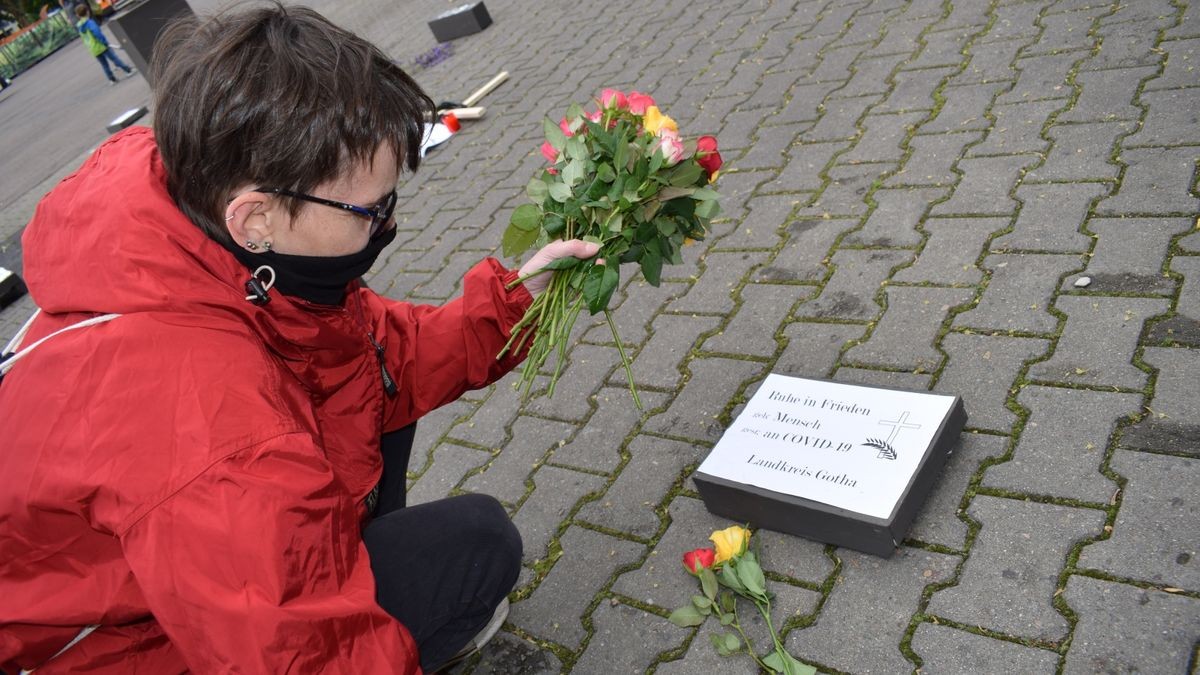 Der symbolische Friedhof auf dem Domplatz war eine Kunstinstallation mit Grabsteinen aus dunkel gestrichenen Pappkartons, mit Holzkreuzen, Kerzen und Blumenschmuck. Das Auf-die-Plätze-Bündnis lud Samstagnachmittag zur Mahnveranstaltung und wollte einen Kontrapunkt zu den „Spaziergängern“ setzen.