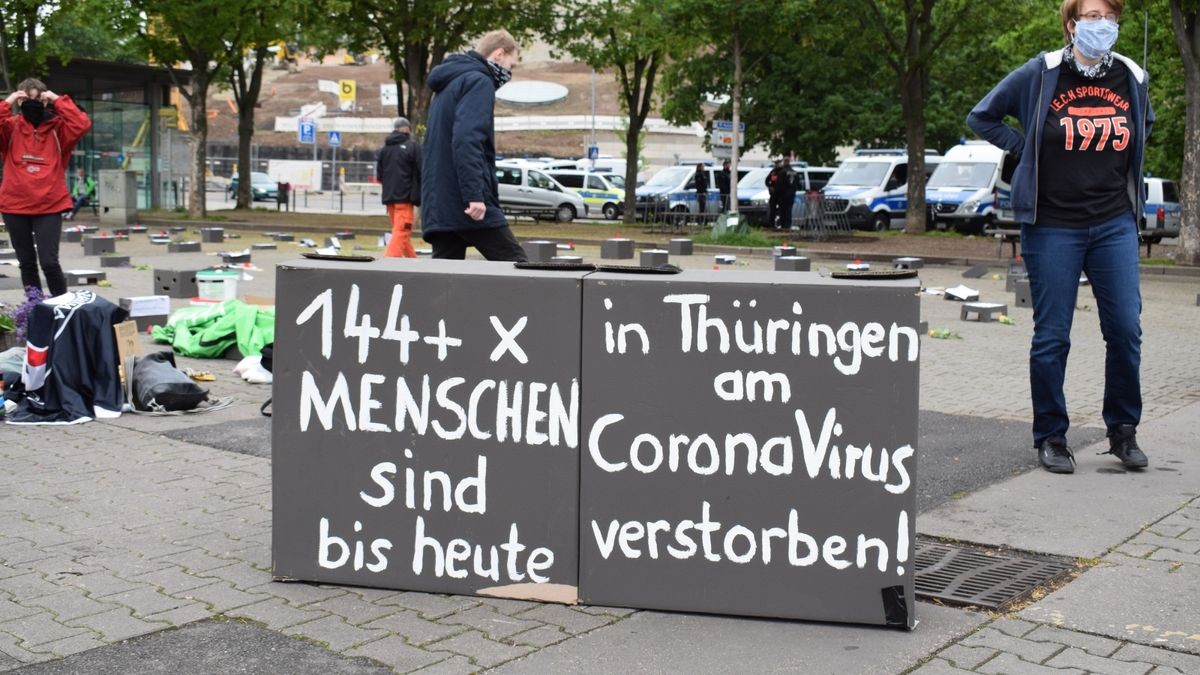 Der symbolische Friedhof auf dem Domplatz war eine Kunstinstallation mit Grabsteinen aus dunkel gestrichenen Pappkartons, mit Holzkreuzen, Kerzen und Blumenschmuck. Das Auf-die-Plätze-Bündnis lud Samstagnachmittag zur Mahnveranstaltung und wollte einen Kontrapunkt zu den „Spaziergängern“ setzen.