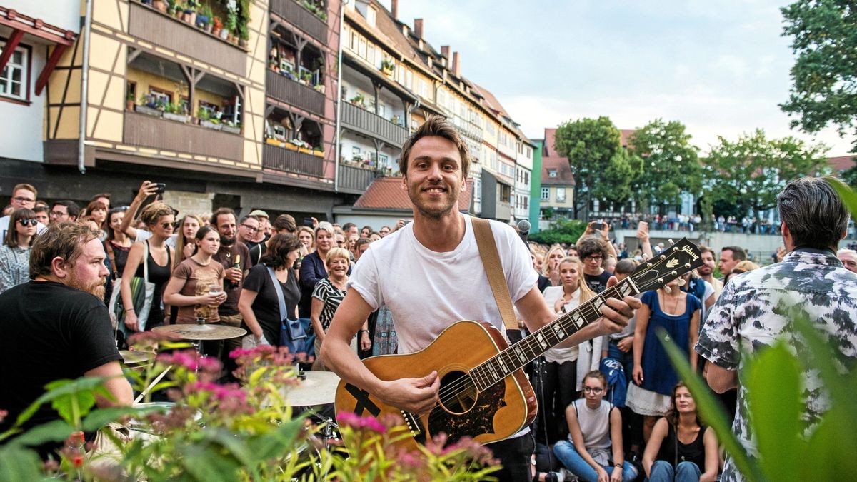 Zur Fête de la musique 2016 überraschte der Erfurter Sänger Clueso gemeinsam mit der Band Egolaut mit einem Auftritt an der Krämerbrücke. 