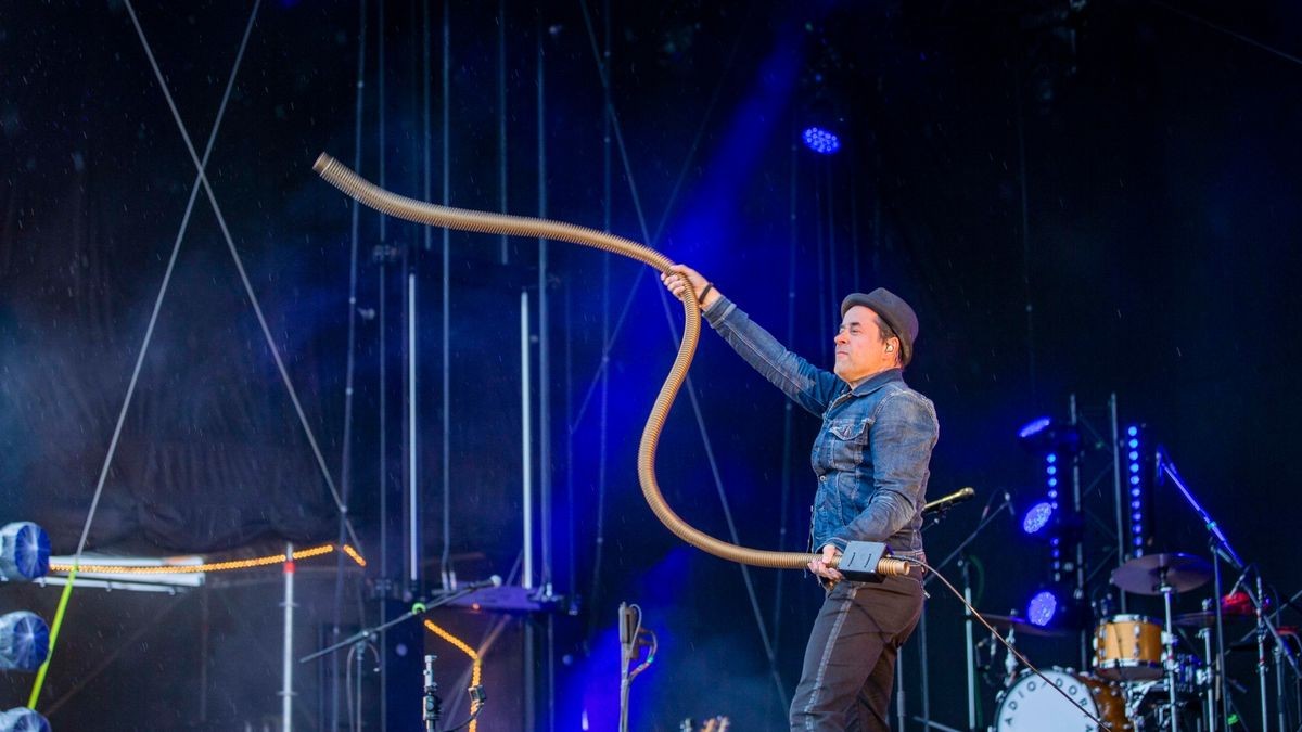 Jan Josef Liefers ist nicht nur ein talentierter Schauspieler, sondern auch Musiker. Mit seiner Band Radio Doria beendete er am Sonntag die Autokonzert-Reihe an der Erfurter Messe.