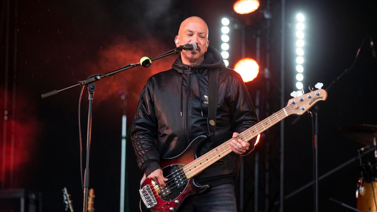 Jan Josef Liefers ist nicht nur ein talentierter Schauspieler, sondern auch Musiker. Mit seiner Band Radio Doria beendete er am Sonntag die Autokonzert-Reihe an der Erfurter Messe.