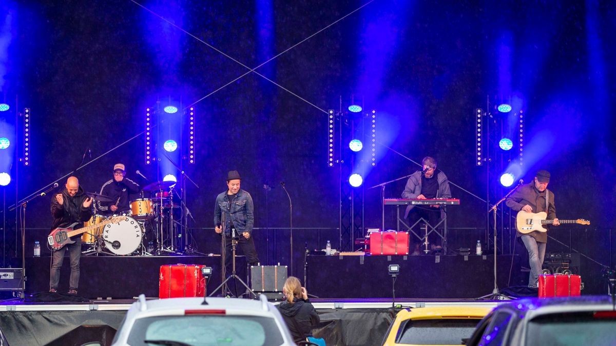 Jan Josef Liefers ist nicht nur ein talentierter Schauspieler, sondern auch Musiker. Mit seiner Band Radio Doria beendete er am Sonntag die Autokonzert-Reihe an der Erfurter Messe.