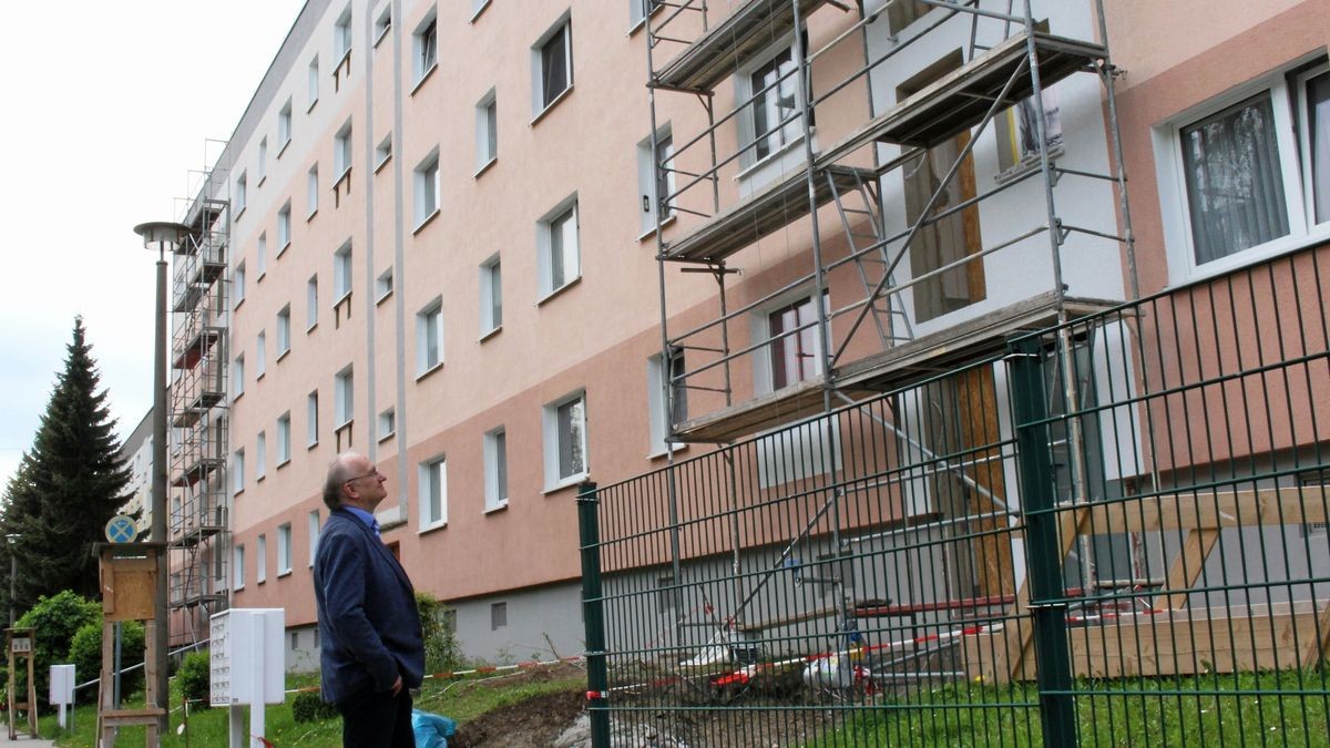 Die städtische Eisenberger Wohnungsgesellschaft modernisiert ihren Wohnungsbestand in der Kreisstadt. An den Blöcken in der Pfälzer Straße werden Aufzüge angebaut.