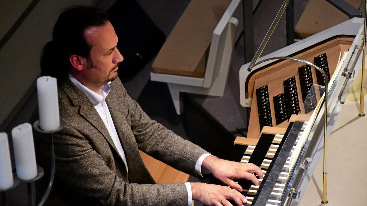 Matthias Grünert, Kantor Dresdener Frauenkirche, an der Steinmeyer-Orgel in Arnstadt. 