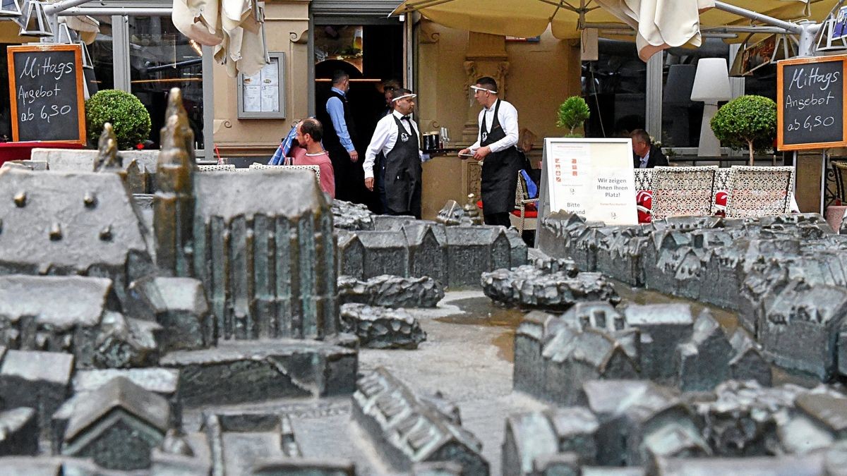 In einem Restaurant am Fischmarkt tragen die Kellner am Montag Gesichtsvisiere. Ein Mund-Nase-Schutz bleibt in Erfurt in bestimmten Bereichen Pflicht – egal, was das Land verordnet.