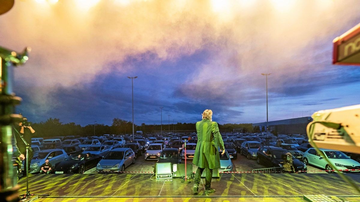 Karat eröffneten die Autokonzert-Reihe an der Messe in Erfurt. Bis zu 450 Autos finden zu den Konzerten Platz.