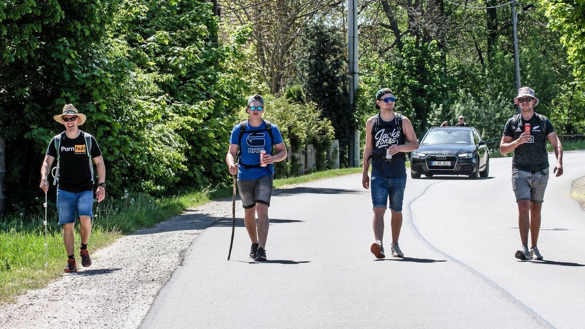 Chris, Tobias, Alex und Dominik wandern 25 Kilometer von Wölfis kommend über Ohrdruf und Gräfenhain zurück. Sie wären gern zu zehnt gewesen, wollten aber Rücksicht auf die Abstandsgebote nehmen.