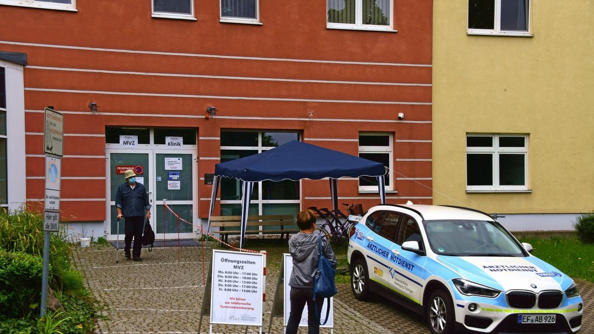 Das SRH Krankenhaus Waltershausen-Friedrichroda nimmt wieder den Regelbetrieb auf. Der Haupteingang zum Klinikum bleibt geschlossen, dafür wurde ein Nebeneingang für Patienten des Medizinischen Versorgungszentrums eingerichtet.