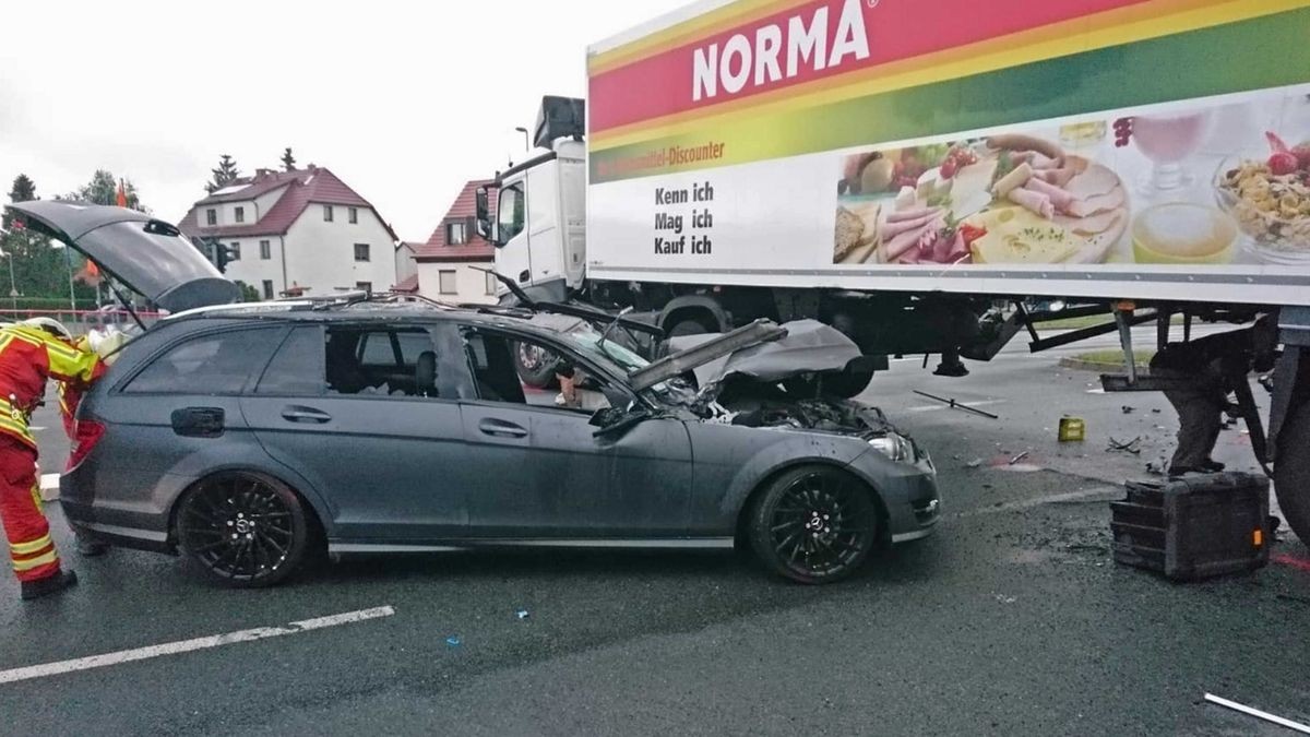 In Erfurt-Linderbach ist am Donnerstagmorgen gegen 5.30 Uhr ein Mercedes unter einen LKW-Auflieger gefahren. Der Fahrer des Lkw wollte nach links in Richtung Erfurt abbiegen. Der Fahrer des PKW ist möglicherweise bei Rot in Richtung Weimar unterwegs gewesen und so kam es zu dem folgenschweren Unfall. Die Polizei ermittelt noch zum genauen Unfallhergang. Der PKW-Fahrer wurde mit leichten Verletzungen in ein Krankenhaus gebracht. Dem Fahrer des LKW geht es soweit gut.