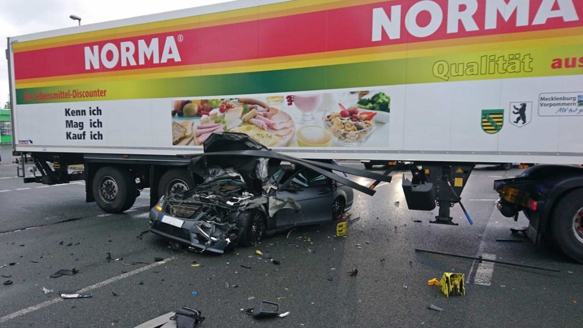 In Erfurt-Linderbach ist am Donnerstagmorgen gegen 5.30 Uhr ein Mercedes unter einen LKW-Auflieger gefahren. Der Fahrer des Lkw wollte nach links in Richtung Erfurt abbiegen. Der Fahrer des PKW ist möglicherweise bei Rot in Richtung Weimar unterwegs gewesen und so kam es zu dem folgenschweren Unfall. Die Polizei ermittelt noch zum genauen Unfallhergang. Der PKW-Fahrer wurde mit leichten Verletzungen in ein Krankenhaus gebracht. Dem Fahrer des LKW geht es soweit gut.